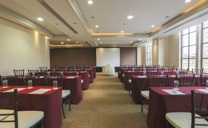 Salon Regio 2 Krystal® Monterrey  Salon Regio 2 Krystal® Monterrey